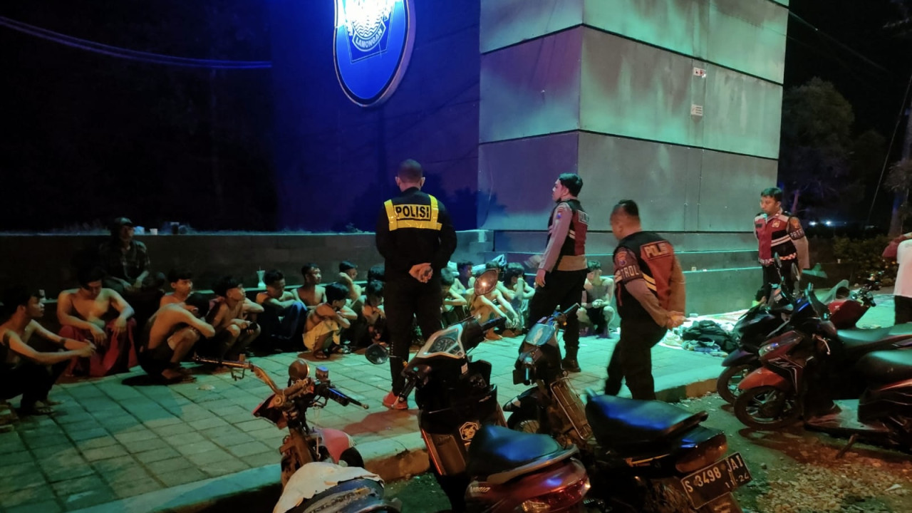 26 pemuda beserta 14 unit kendaraan roda 2 saat diamankan Anggota Polres Lamongan. (Foto: Humas Polres Lamongan for jatimnow.com)