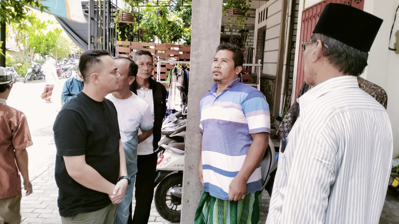 Kehebohan warga setempat saat mengetahui wanita meninggal di kamar diduga korban perampokan. (Foto: Adyad Ammy Iffansah/jatimnow.com)