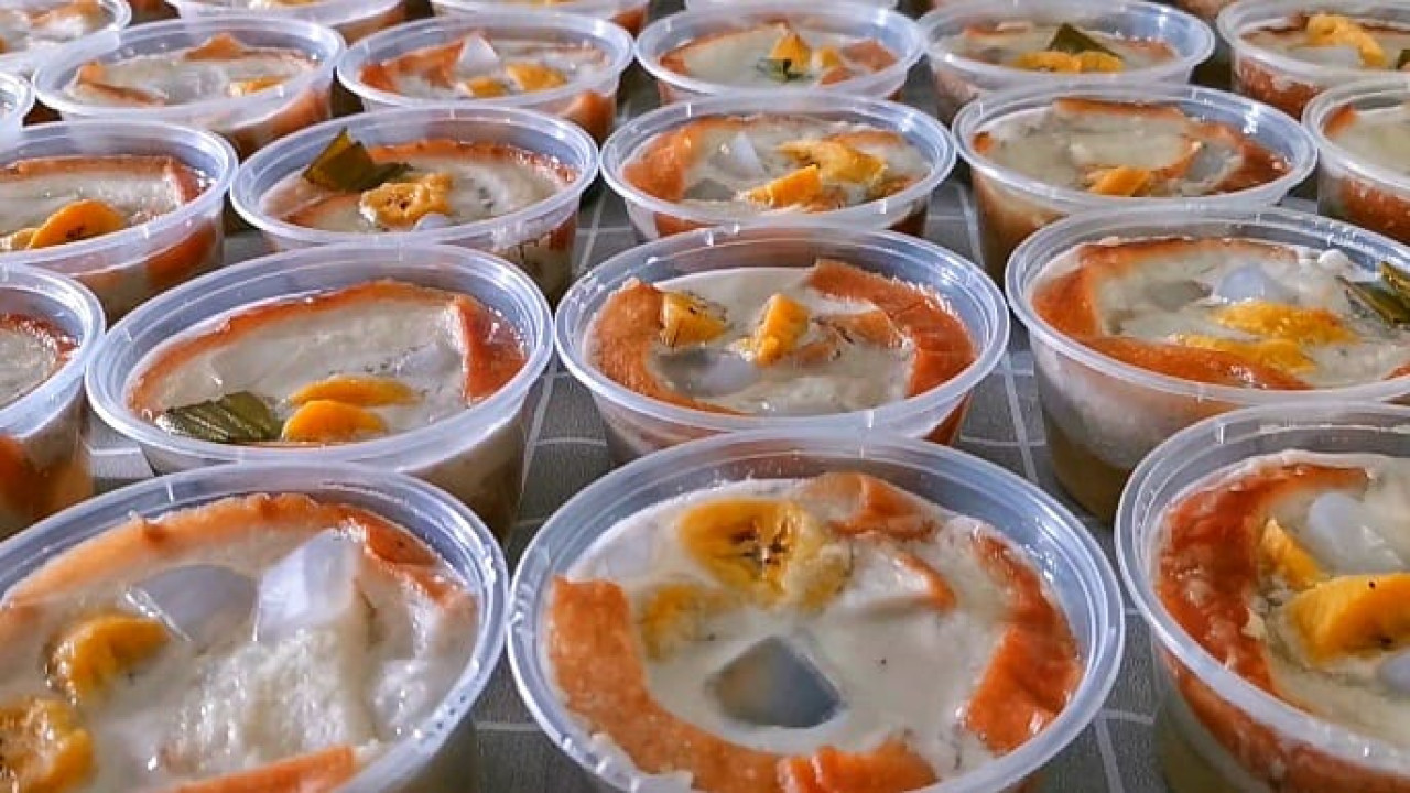 Kolak srikaya isi telur khas kampung Kauman Sidoarjo yang dijual saat bulan Ramadan saja. (Foto-foto: Ahaddiini HM/jatimnow.com)