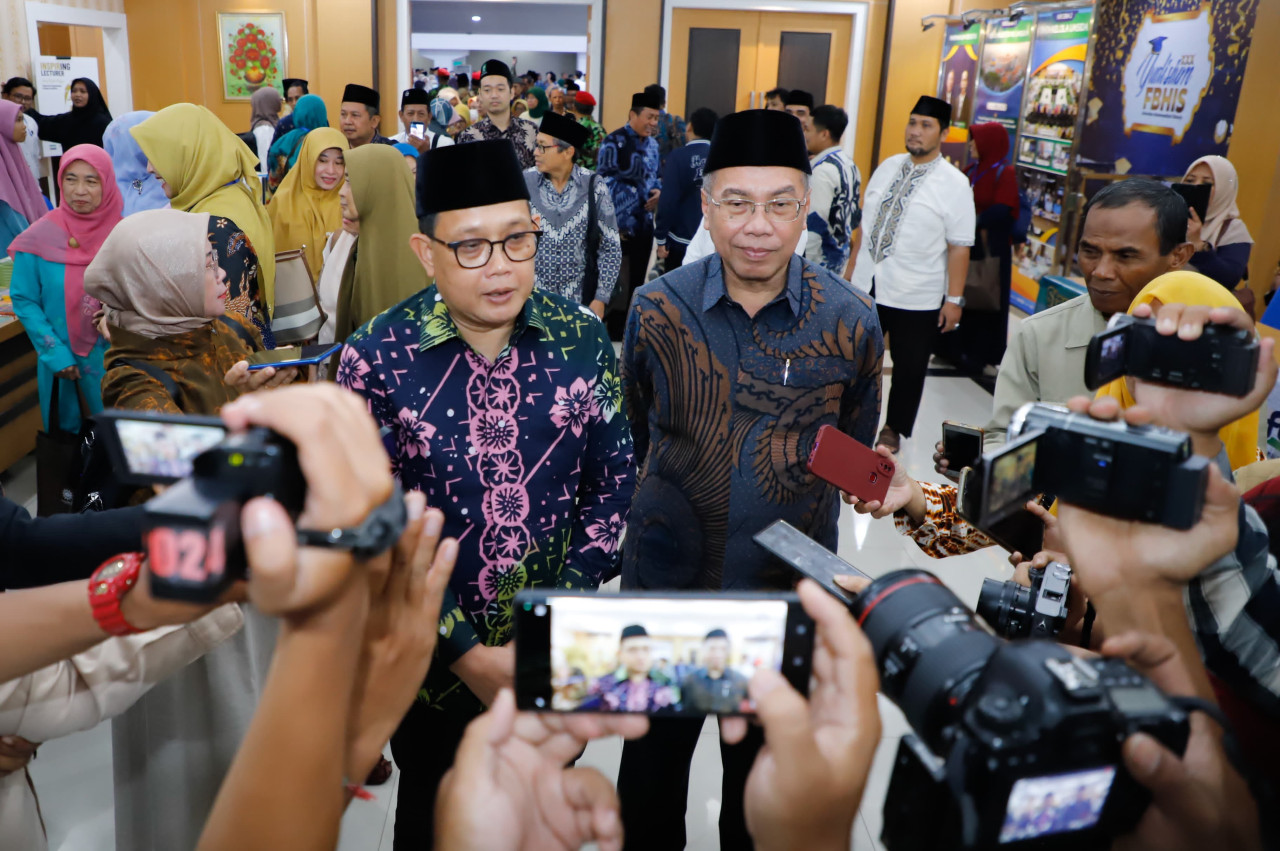 Adhy Karyono (kiri) dan Ketua PW Muhammadiyah Jatim Sukadiono (kanan) (Foto: Humas Pemprov Jatim for jatimnow.com)