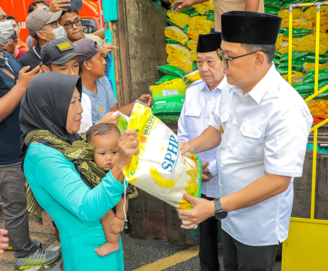 Pj Gubernur Jatim Serahkan Bansos hingga Gelar Pasar Murah di Kota Probolinggo