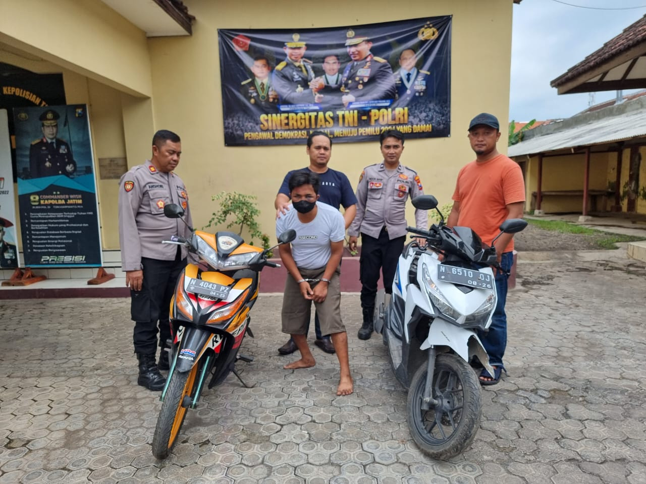 Pelaku diamankan petugas Polsek Dringu usai jadi amukan massa. (Foto: Mahfud Hidayatullah/jatimnow.com)