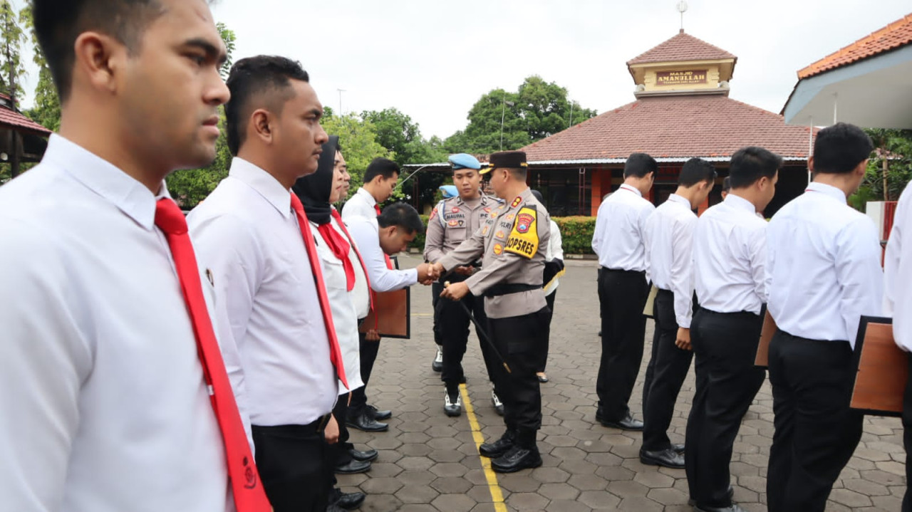 Anggota Polres Probolinggo Kota menerima penghargaan atas prestasinya. (Foto: Humas Polres Probolinggo Kota)