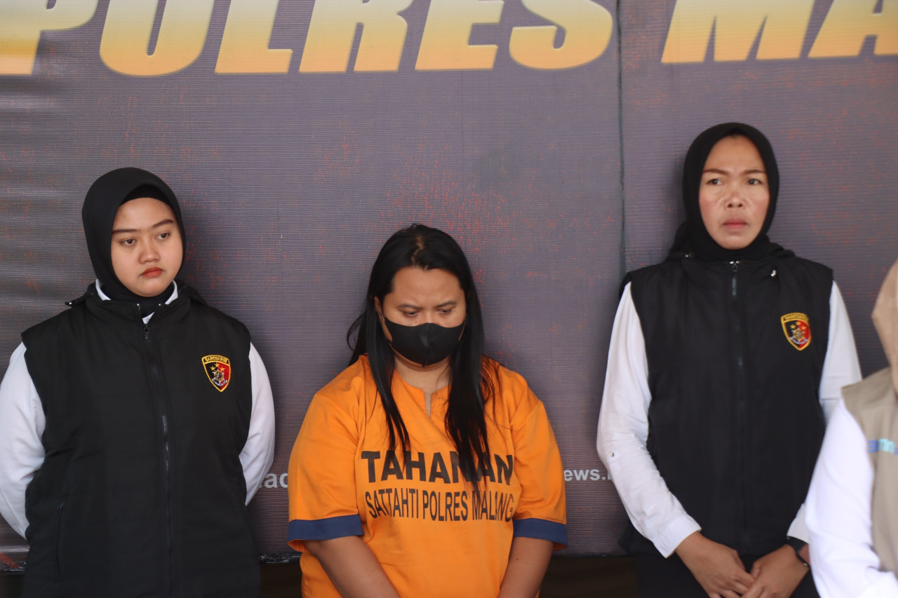 Tersangka EH pemalsu beras Bulog jadi kemasan premium. (Foto: Polres Malang/jatimnow.com)