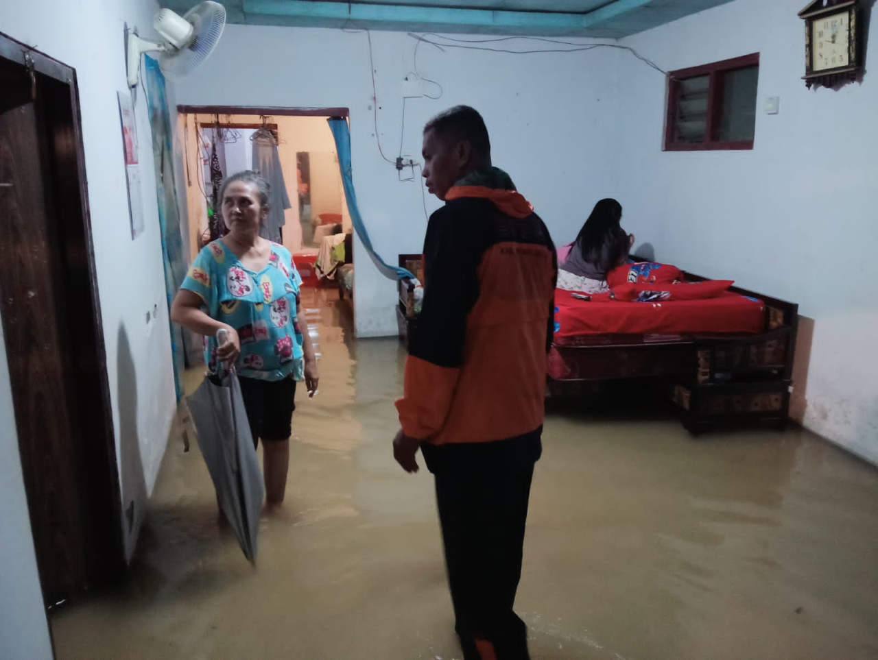 BPBD Kabupaten Probolinggo saat melakukan asessment pada warga terdampak banjir di Pajarakan. (Foto-foto: Rifki for jatimnow.com)