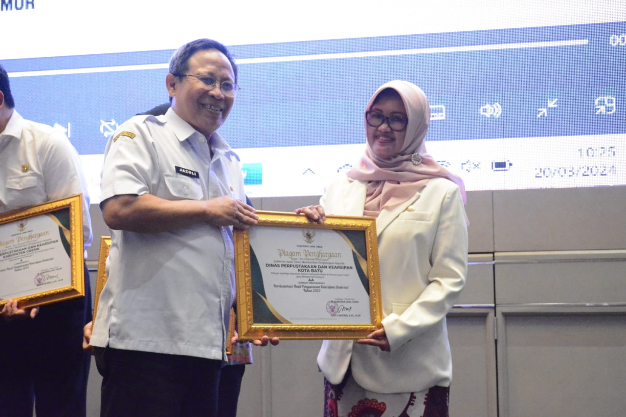 Kepala Disperpusip Kota Batu, Santi Restuningsasi saat menerima piagam penghargaan. (Foto: Disperpusip Kota Batu)