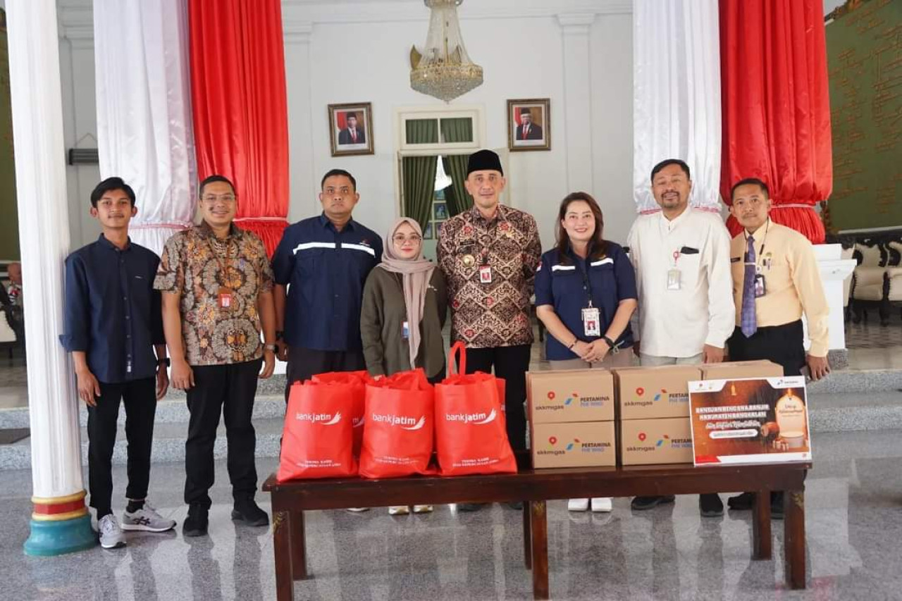 Penyerahan bantuan untuk korban banjir dari PHE WMO. (Foto: Eko for jatimnow.com)