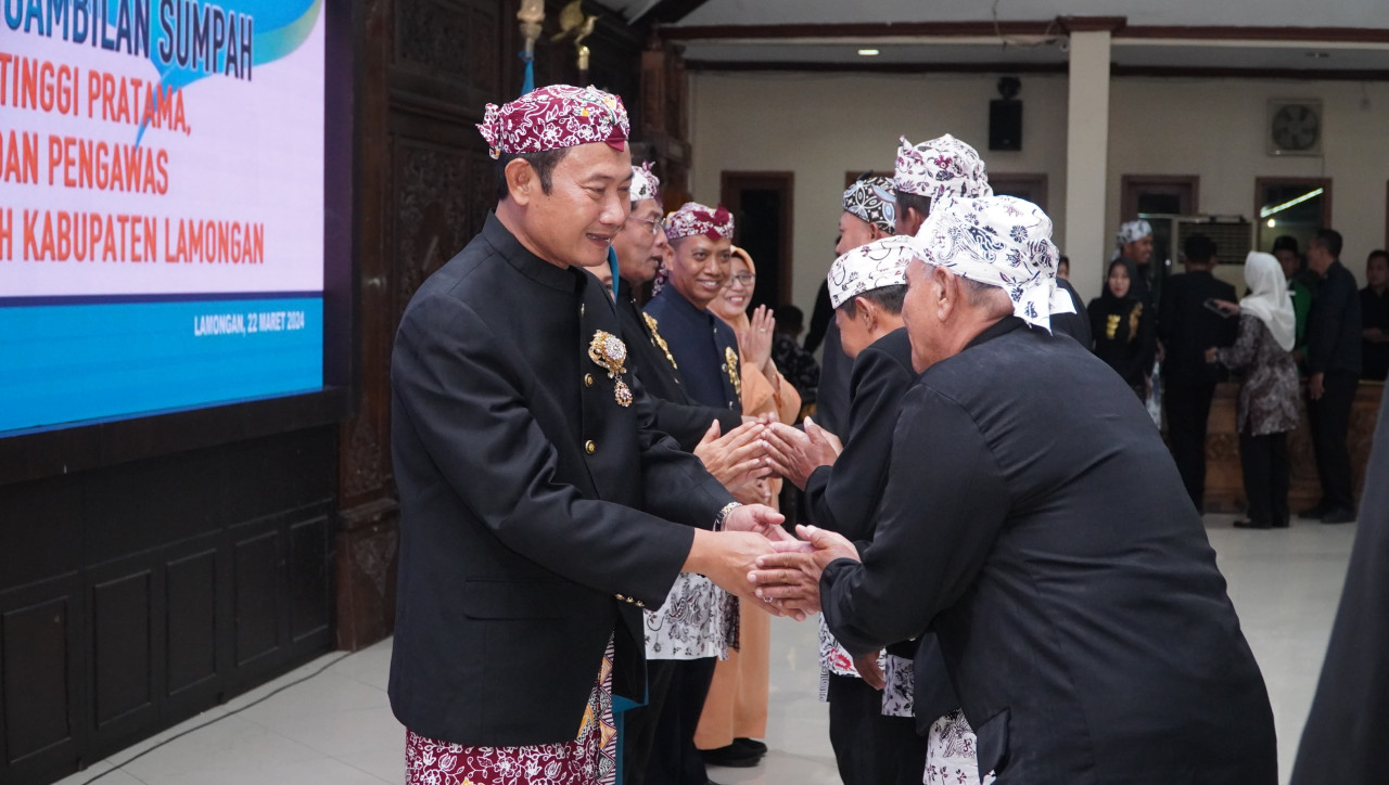 Bupati Yes saat melantik 50 pejabat di lingkungan Pemkab Lamongan. (Foto: Humas Pemkab Lamongan for jatimnow.com)