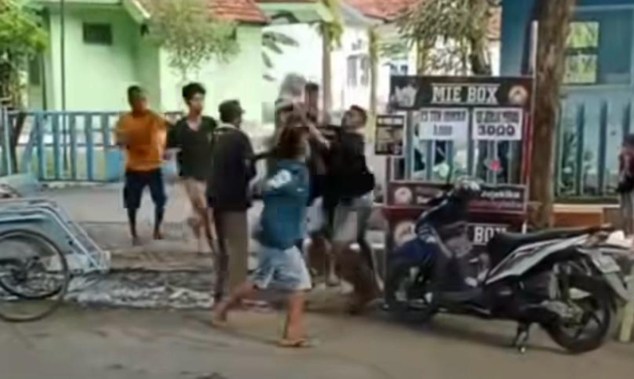 Pengeroyokan yang terjadi di depan perpusda Kabupaten Probolinggo. (Foto: tangkapan layar akun instagram @probolinggokita)