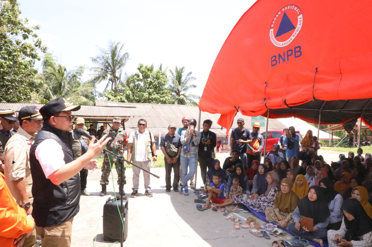 Pj Gubernur Jatim Adhy Karyono saat meninjau sekaligus mendistribusikan bantuan untuk warga Bawean dampak gempa Tuban (Foto-foto: Humas Pemprov Jatim for jatimnow.com)
