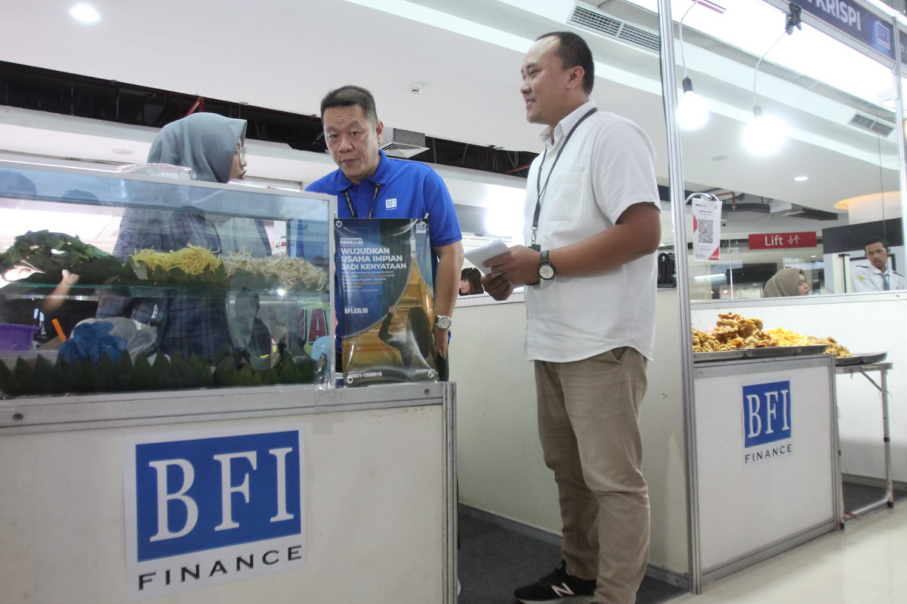 Area Manager BFI Finance Surabaya Bambang Hartoyo (tengah) berbincang dengan konsumen BFI Finance Surabaya yang ikut partisipasi di Surabaya. (Foto: Ni'am Kurniawan/jatimnow.com)