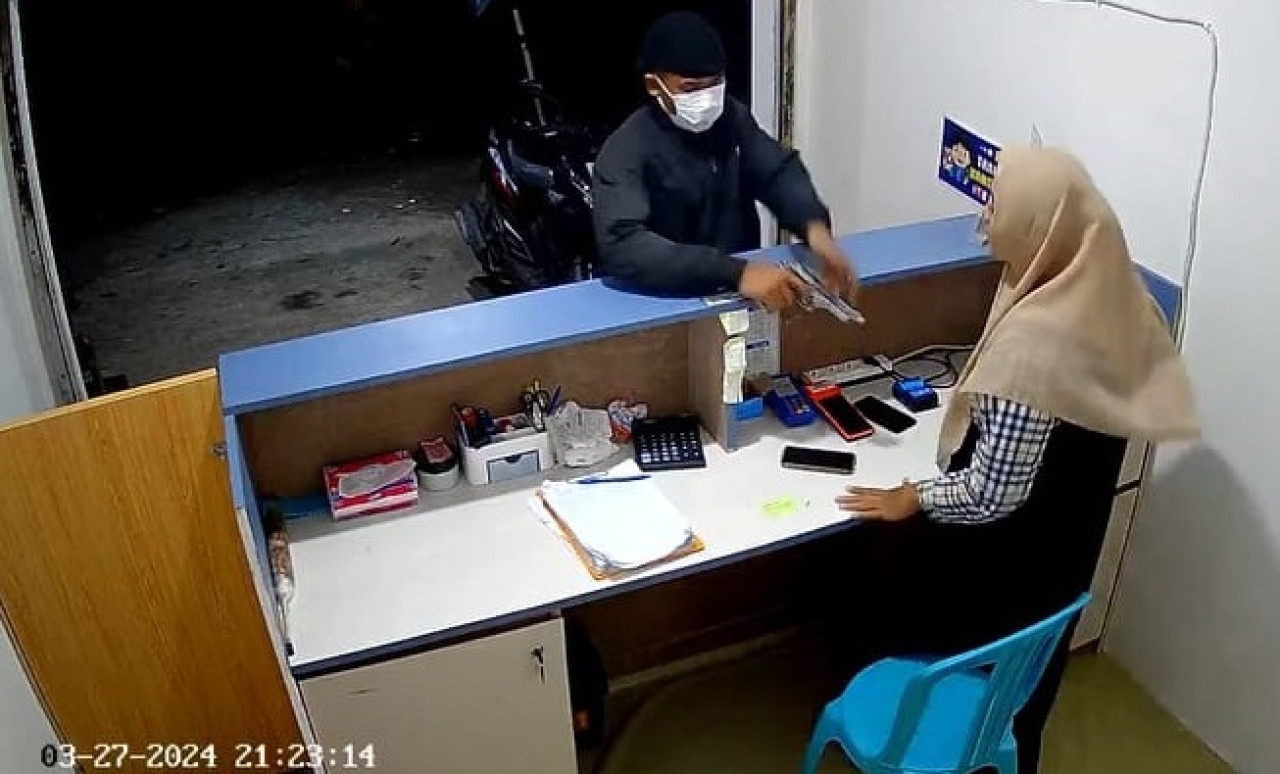 Rekaman CCTV aksi teror penjahat berpistol di Agen BRILink Lamongan. (Foto: CCTV/jatimnow.com)