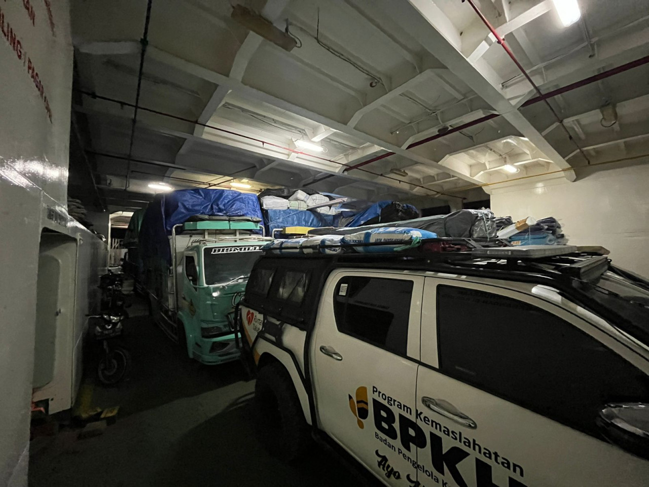 Pengiriman bantuan gempa Bawean di KMP Gili Iyang. (Foto : Rozali Ahmad for jatimnow.com)