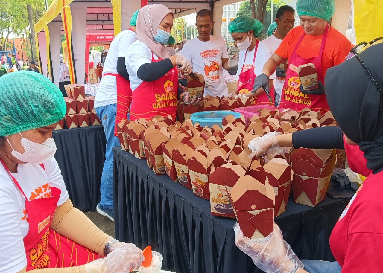 Pembagian 1.000 porsi tumis bandeng uleg sambal terasi bersama Chef Bobon Santoso di Monumen Jayandaru Alun-Alun Sidoarjo. (Foto-foto: Ahaddiini HM/jatimnow.com)