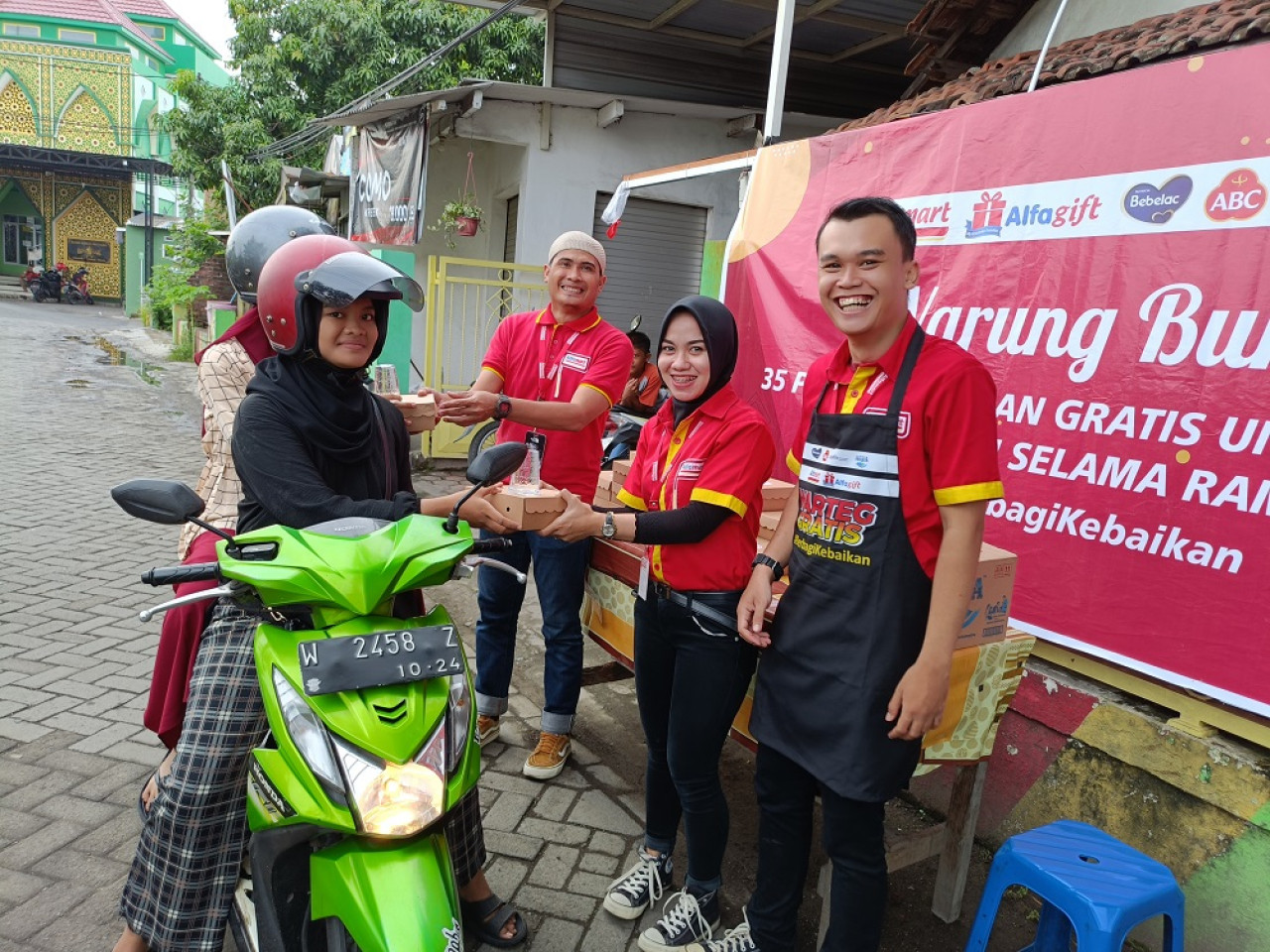 Warteg Gratis Alfamart Bagikan 35.000 Paket Buka Puasa untuk Duafa