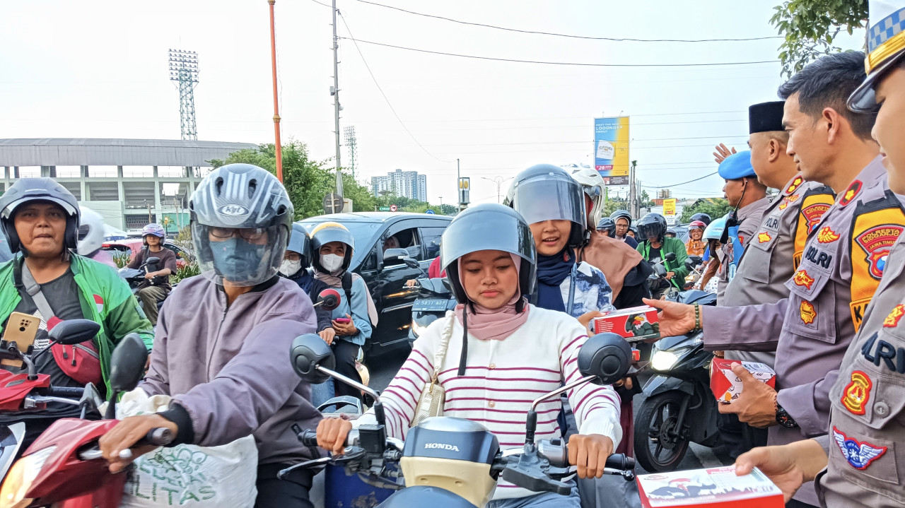 Polresta Sidoarjo bagi-bagi paket buka puasa. (Foto: Ahaddiini HM/jatimnow.com)