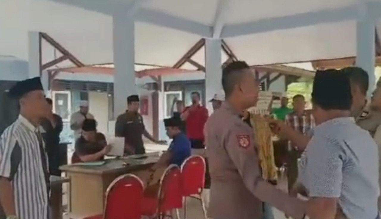 Dilempar Asbak, Saksi Caleg Demokrat di Bangkalan Mengamuk Banting Meja