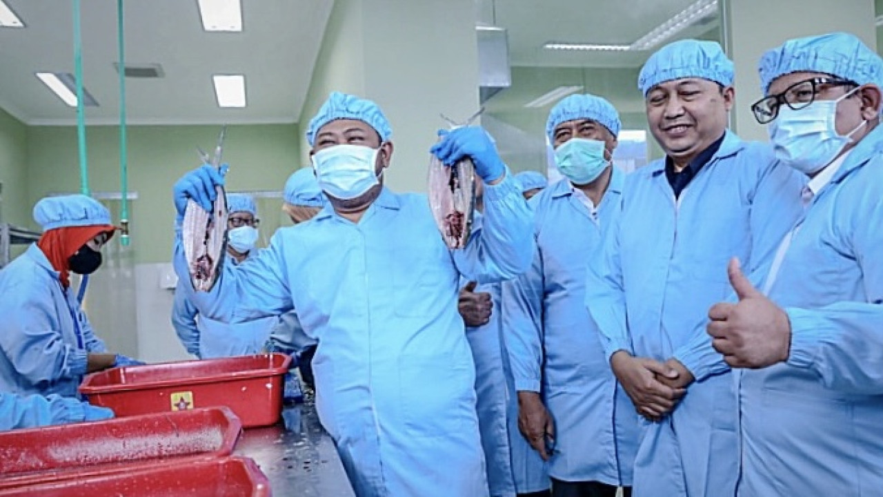Bupati Gresik Fandi Akhmad Yani di Unit Pengolahan Ikan (UPI) di Desa Purwodadi, Sidayu. (Foto: Sahlul Fahmi/jatimnow.com)