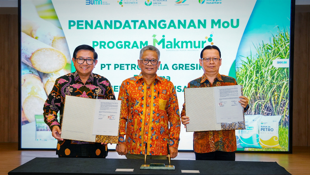 Direktur Utama Petrokimia Gresik, Dwi Satriyo Annurogo, Direktur Utama PTPN III Holding, Mohammad Abdul Ghani dan Direktur Utama SGN, Aris Toharisman. (Ki-Ka) (Foto: Humas Petrokimia Gresik for jatimnow.com)