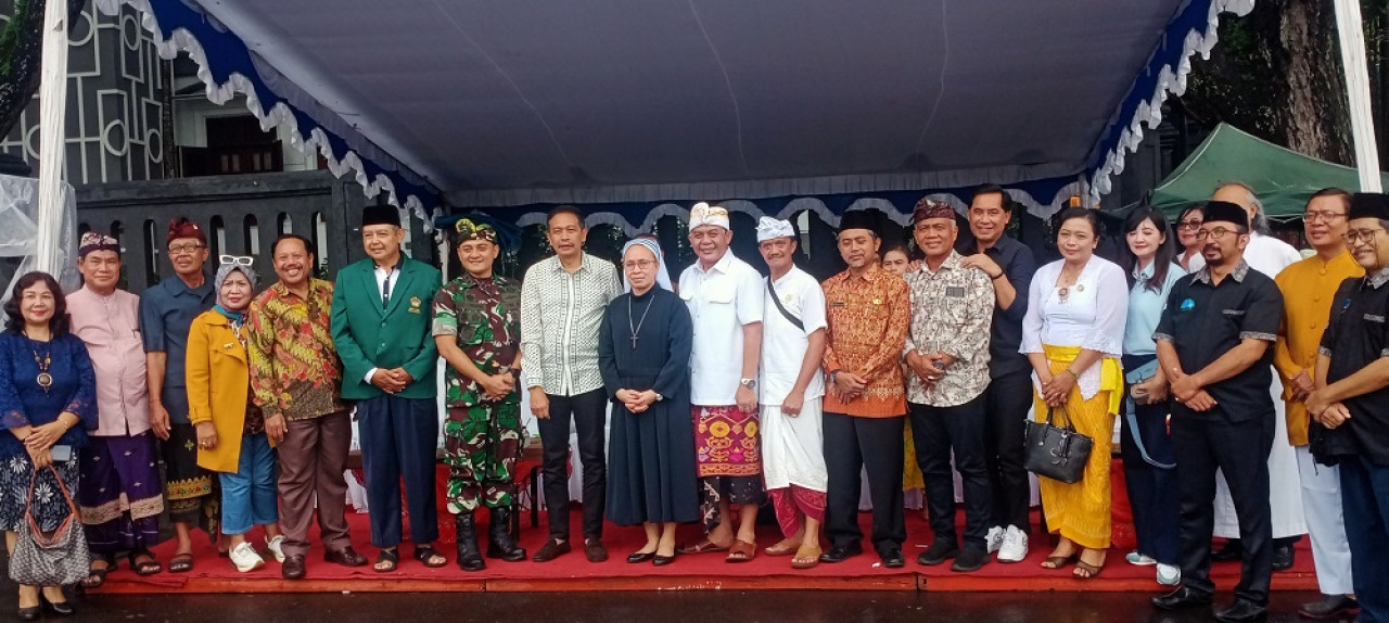 Dua dari tengah yakni Ketua DPRD Kota Malang, I Made Riandiana Kartika (kanan), dan Pj Wali Kota Malang, Wahyu Hidayat (kiri) foto bersama usai menghadiri Pawai Ogoh Ogoh, Minggu 10 Maret 2024. (Foto: Gerhana/jatimnow.com)