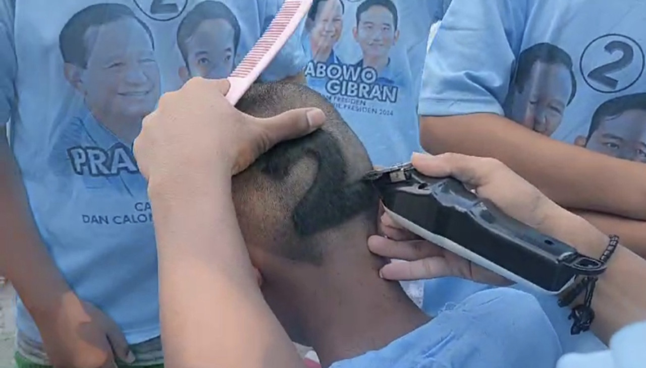 Relawan Prabowo-Gibran Madura cukur gundul. (Foto: Sri for jatimnow.com)