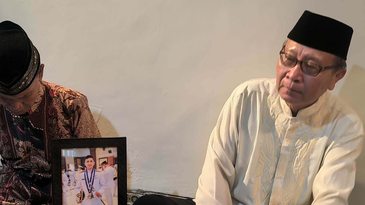 Keluarga korban kapal Keoyoung Sun asal Bangkalan. (Foto: Fathor Rahman/jatimnow.com)