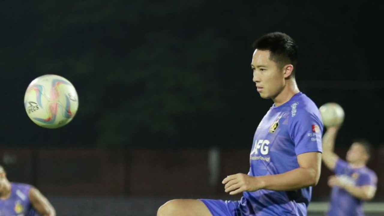 Arthur Irawan dalam latihan rutin Persik Kediri di Brawijaya. (Foto: Persik Kediri/jatimnow.com)