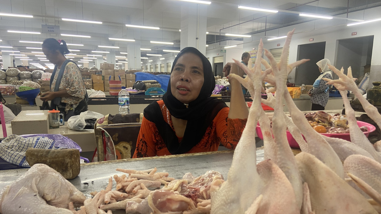 Pedagang ayam di Pasar Legi Ponorogo. (Foto: Ahmad Fauzani/jatimnow.com)