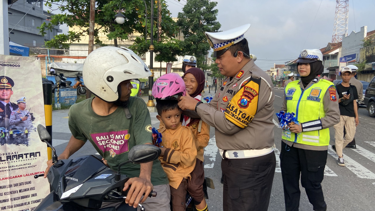Polres Ponorogo Bagi-bagi Cokelat dalam Operasi Keselamatan Semeru 2024
