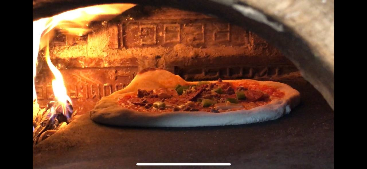 Pizza yang dimasak di atas tungku. (Foto-foto: Ahmad Fauzani/jatimnow.com)