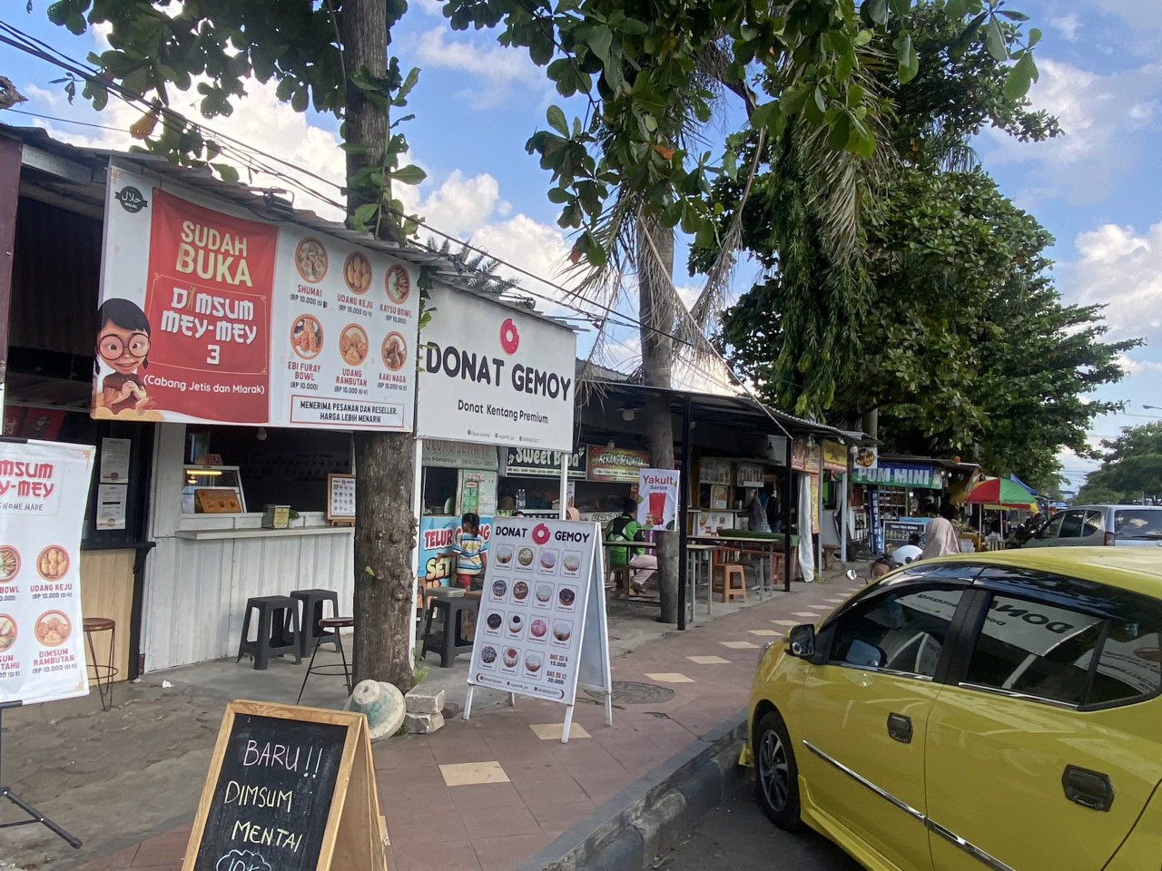 Para penjual takjil di Jalan Suromenggolo atau yang lebih dikenal dengan Jalan Baru. (Foto: Ahmad Fauzani/jatimnow.com)