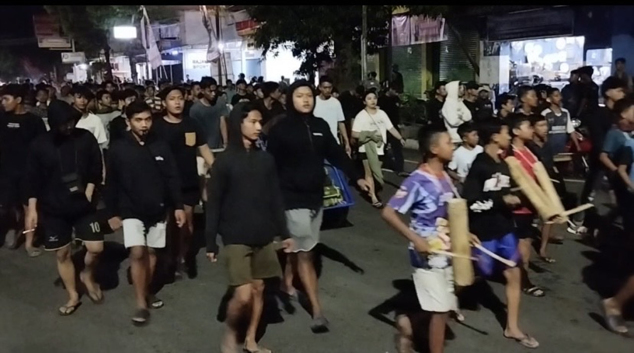 Ratusan Warga Pacitan Turun ke Jalan, Ramaikan Tradisi Rontek Gugah Sahur