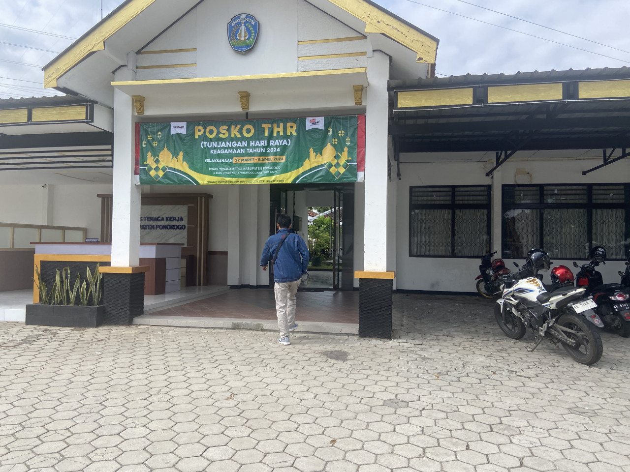 Posko pengaduan THR Dinas Tenaga Kerja (Disnaker) Ponorogo. (Foto: Ahmad Fauzani/jatimnow.com)