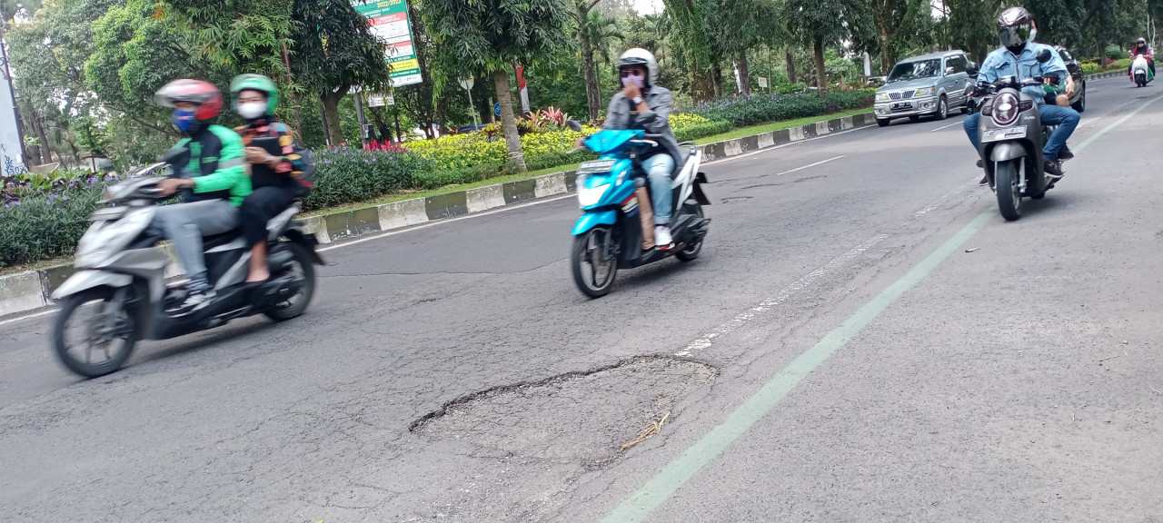 Jalan berlubang di salah satu sudut Kota Malang. (Foto: Gerhana/jatimnow.com)