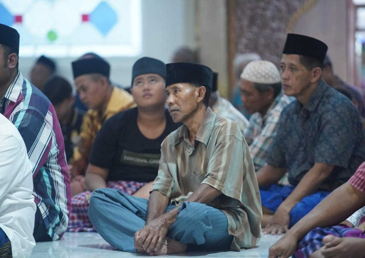 Para jemaah pengajian kitab di Masjid Al Fattah. (Foto: Humas Pemkot Mojokerto)