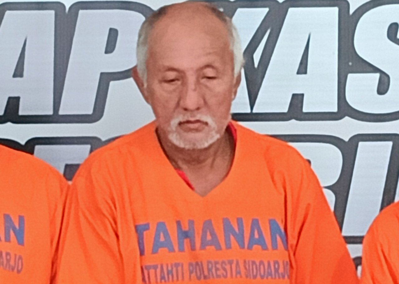 tersangka FE (60), pelaku pencabulan di Mapolresta Sidoarjo. (Foto: Ahaddiini HM/jatimnow.com).