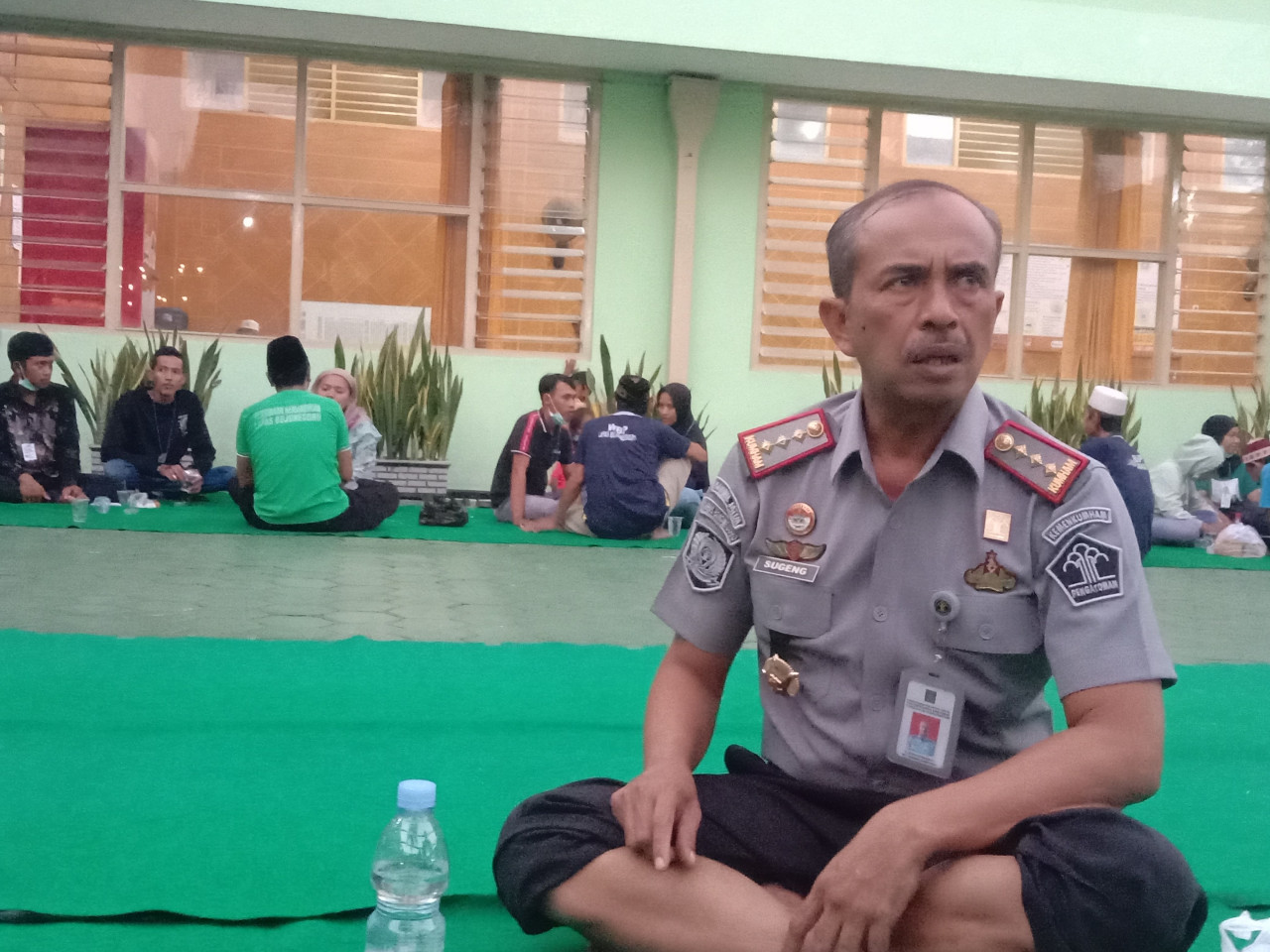 Kalapas Bojonegoro Sugeng Indrawan saat berbuka puasa bersama warga binaan dan keluarga yang membesuk. (Foto: Misbahul Munir/jatimnow.com)