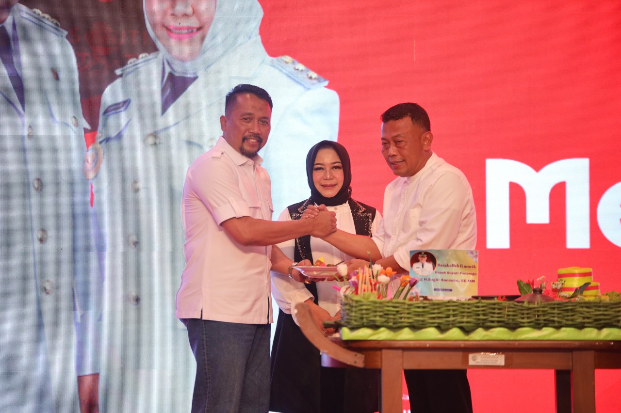 Kang Giri dan Bunda Lisdyarita saat refleksi 3 tahun memberikan tumpeng ke Sekda Ponorogo, Agus Pramono (Foto: Ahmad Fauzani/jatimnow.com)