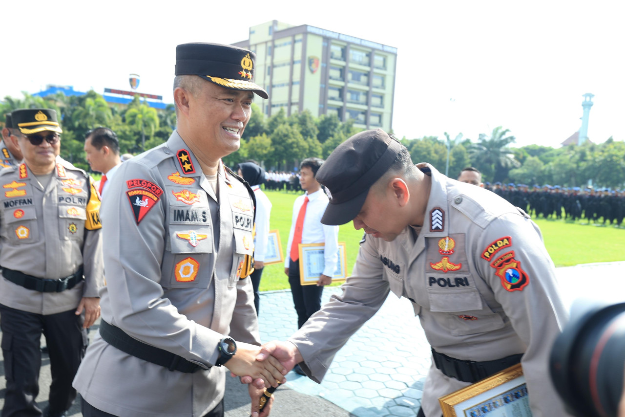 Kapolda Jatim Irjen Pol Imam Sugianto saat memberikan penghargaan kepada anggota jajaran berpartisipasi di halaman mapolda (dok Humas Polda Jatim for jatimnow.com)