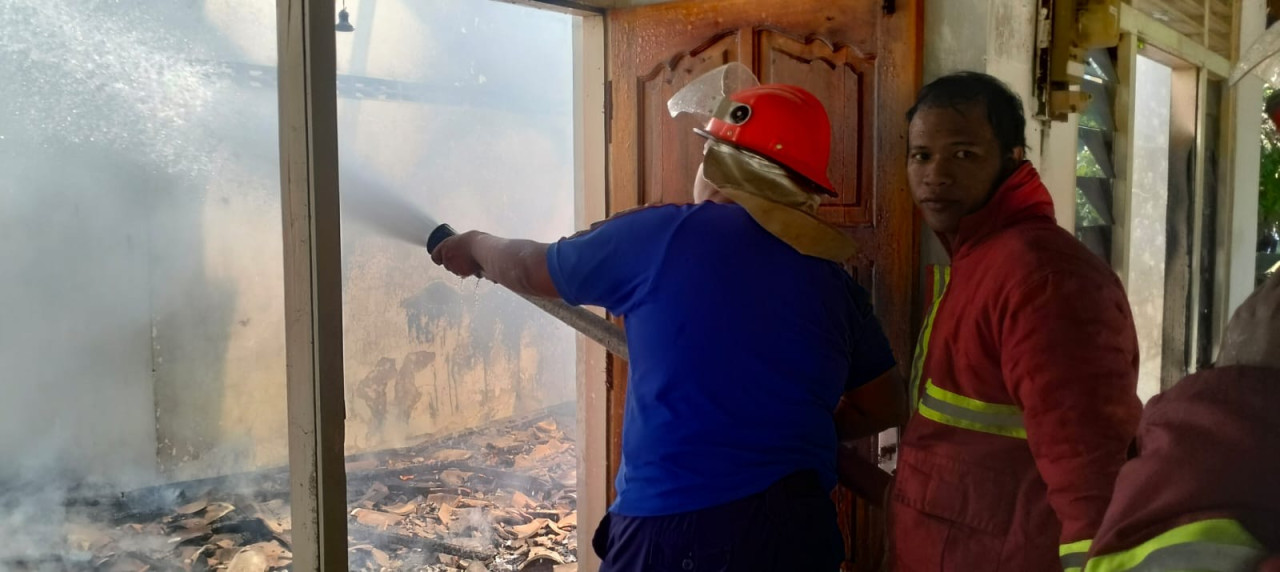 Petugas berusaha memadamkan kebakaran rumah Mardi di Ponorogo. (Foto: Damkar Ponorogo for jatimnow.com)