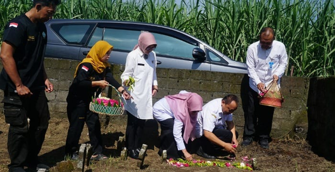 Keluarga besar RSUD dr Iskak Tulungagung saat ziarah di kompleks makam tanpa nama. (Foto-foto: Bramanta Pamungkas/jatimnow.com)