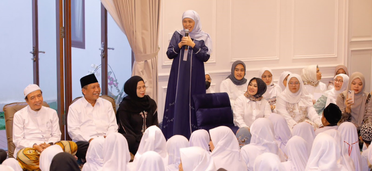 Pengajian dilanjut santunan anak yatim di kediaman Ketum Muslimat NU Khofifah Indar Parawansa (foto: Ni'am Kurniawan/jatimnow.com)