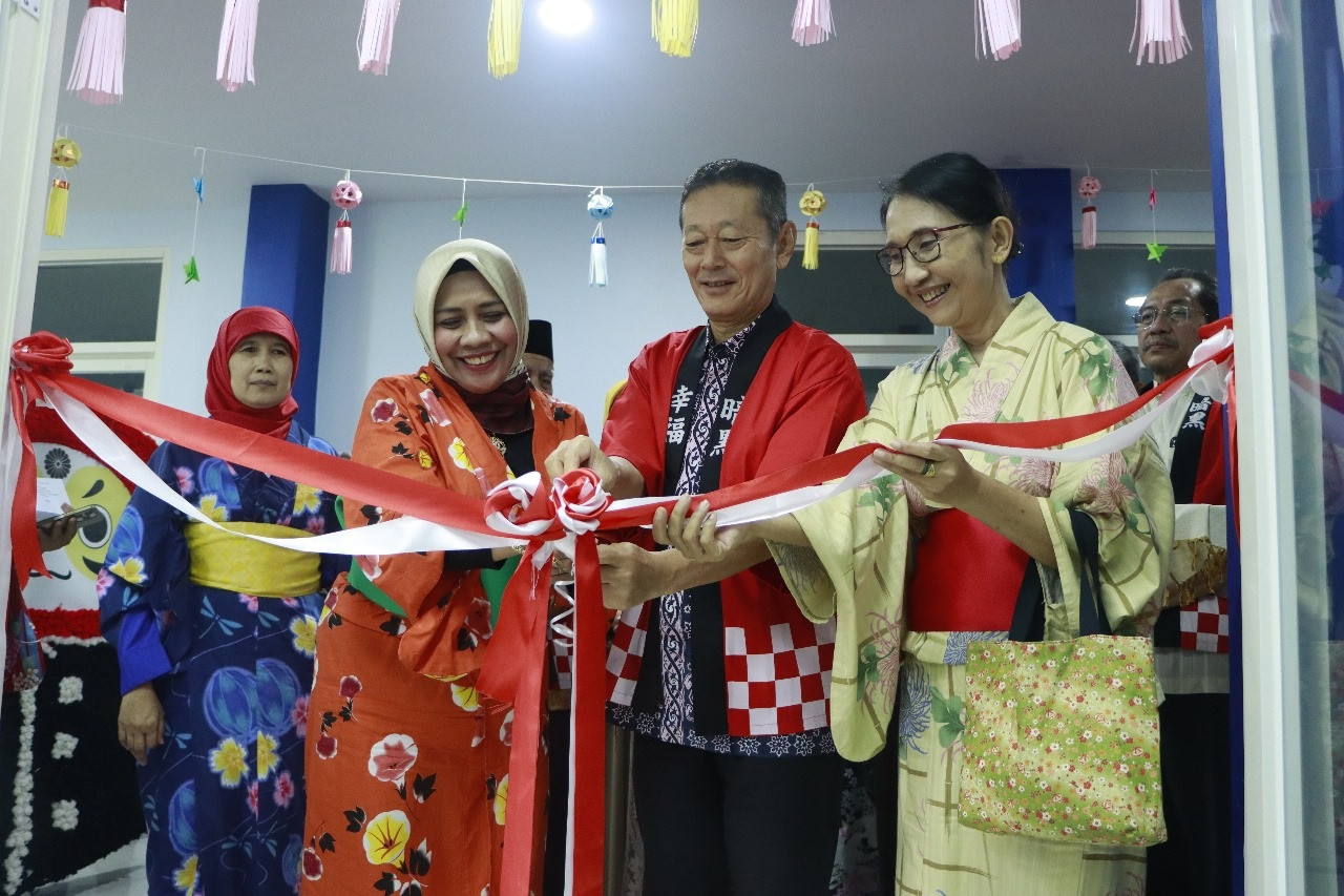 Pemotongan pita peresmian Laboratorium Bahasa Jepang Unitomo oleh Rektor, Konjen Jepang, dan Dekan FS.