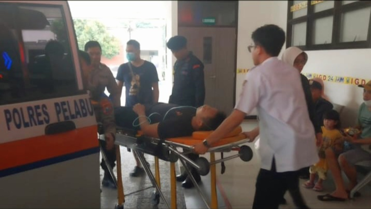 Salah satu korban ledakan saat dibawa ke RS Bhayangkara. (Foto: dok. jatimnow.com)