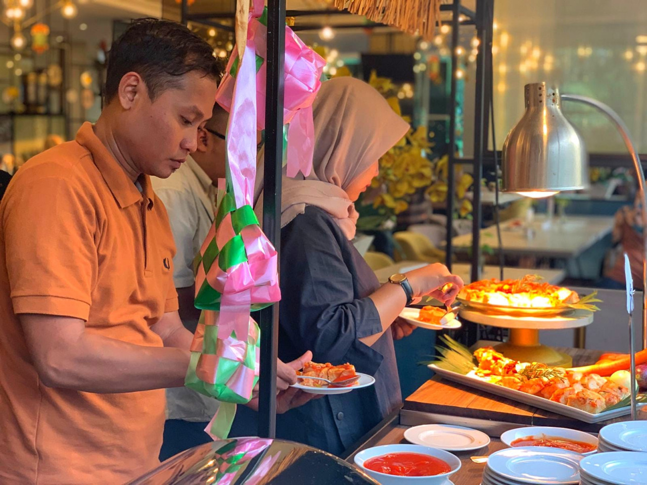 Suasana persiapan buka puasa dengan berbagai macam menu yang ditawarka oleh hotel Swiss-Belinn Airport Juanda Sidoarjo. (Foto: Ahaddiini HM/jatimnow.com).