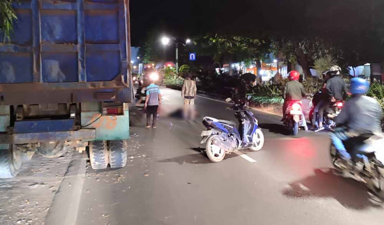 Korban menabrak bokong truk. (Foto: Mahfud  Hidayatullah/jatimnow.com)