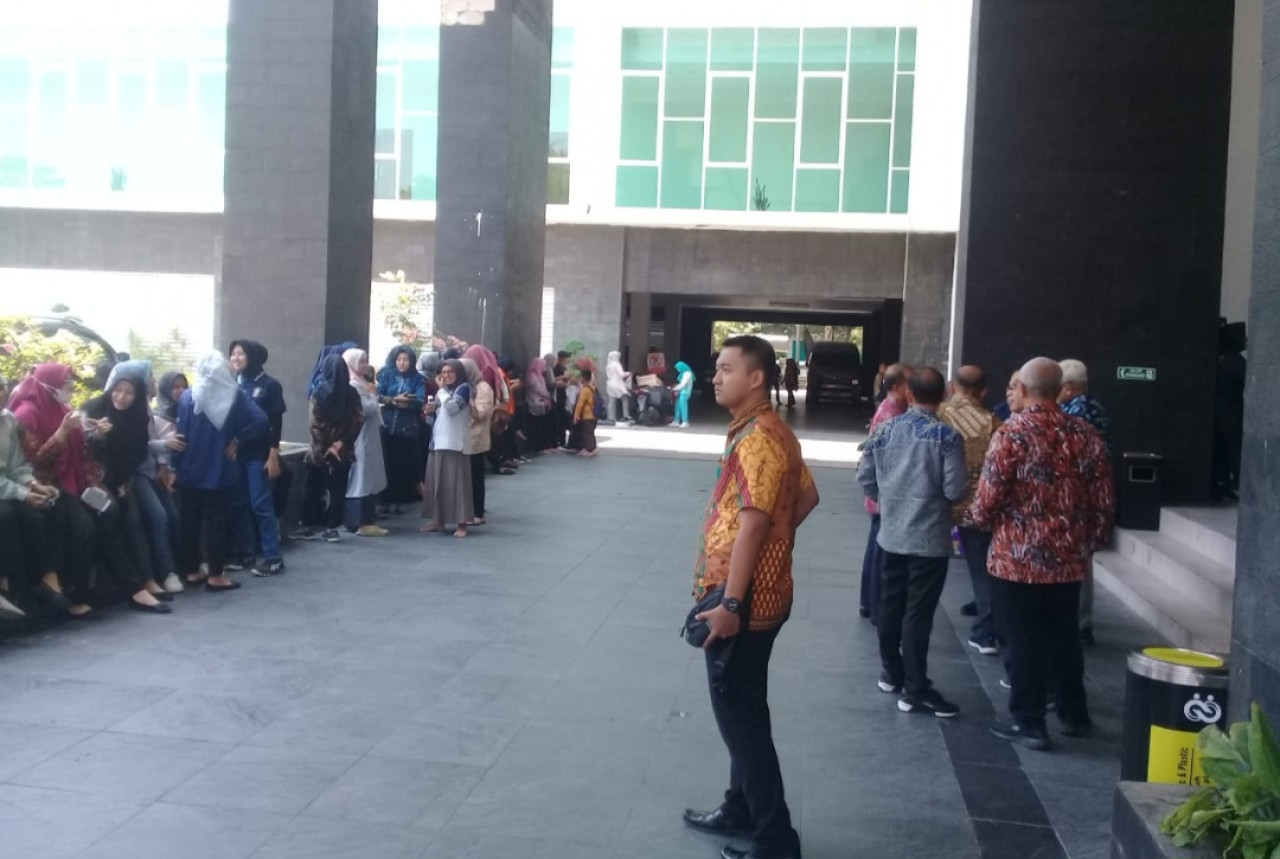 Gempa 6.0 di Perairan Tuban, Warga Lamongan Panik Berhamburan Keluar Bangunan