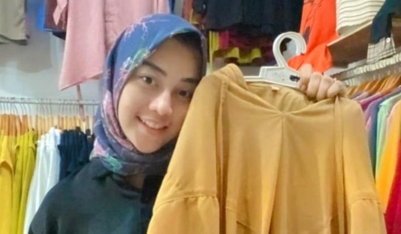 Lika menunjukan trend busana muslim yang laris manis dan digandrungi masyarakat Sidoarjo. (Foto: Ahaddiini HM/jatimnow.com)