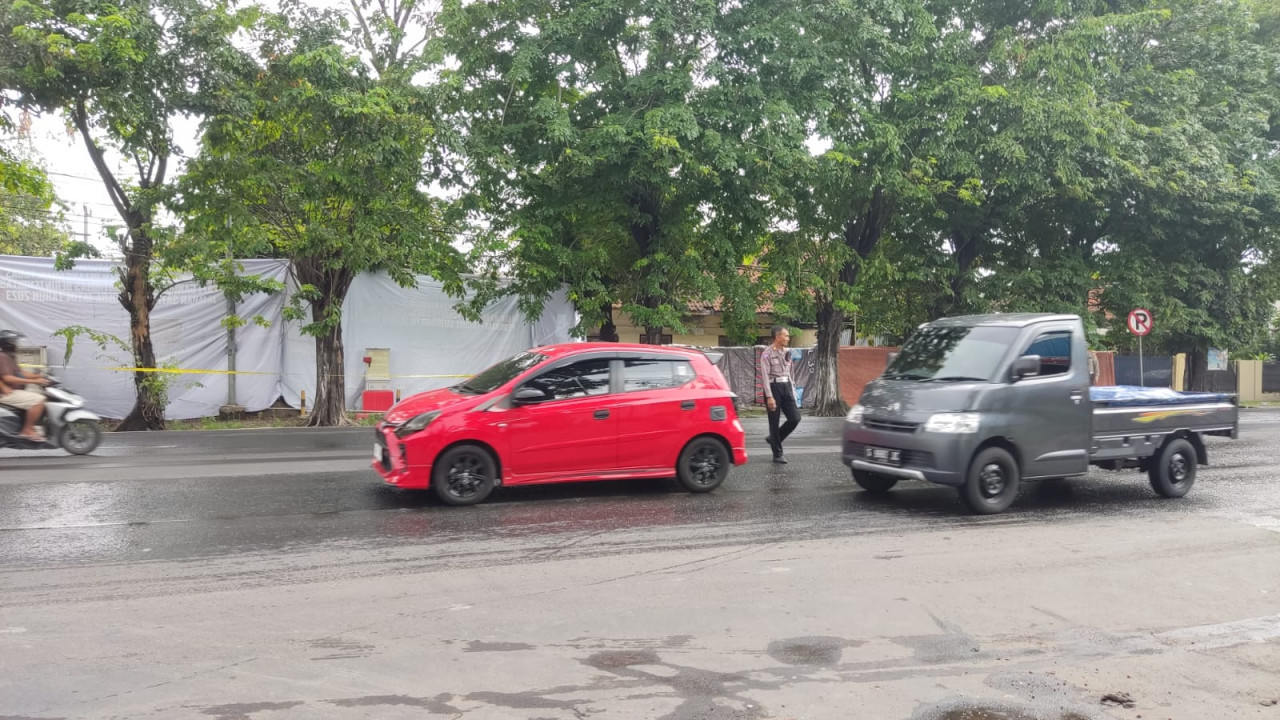 Kondisi terkini ruas jalan Gresik Surabaya mulai dibuka, pengendara secara perlahan mulai melintas dengan normal (foto: Faris for jatimnow.com)