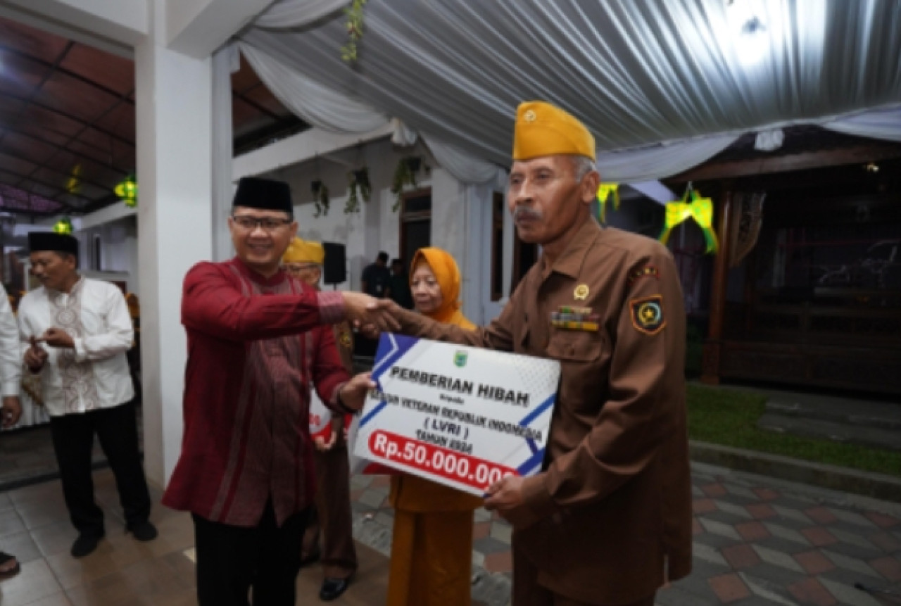 Pj Wali Kota Batu, Aries Agung Paewai secara simbolis saat memberikan dana hibah sebesar Rp 50 juta sebagai dana operasional LVRI Kota Batu, di Rumah Dinas Wali Kota Batu. (Foto: Prokopim Pemkot Batu for jatimnow.com)